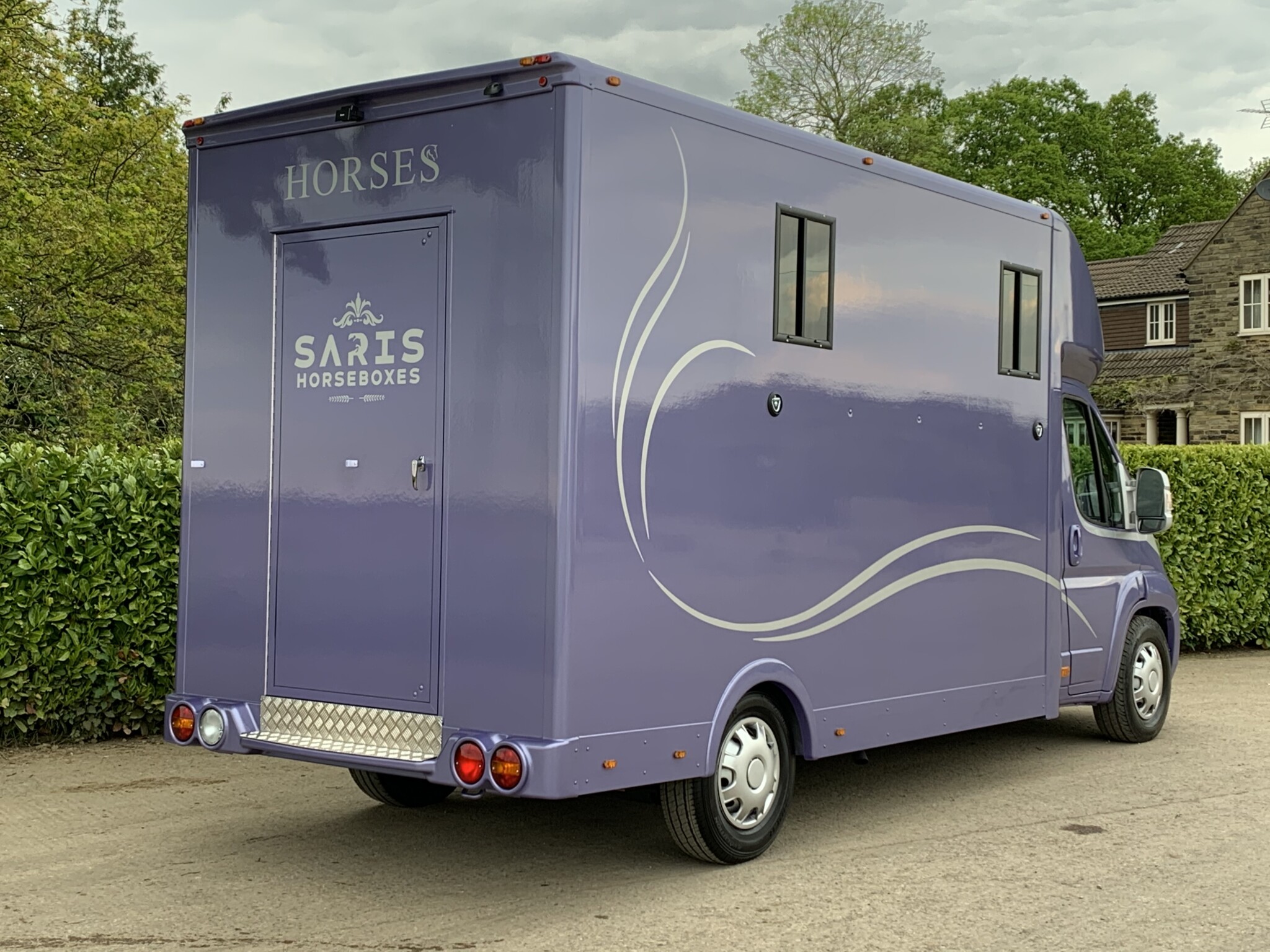 2021 – NEW COACHBUILT SARIS 2 STALL HORSEBOX 3.5TON – CC Supplies